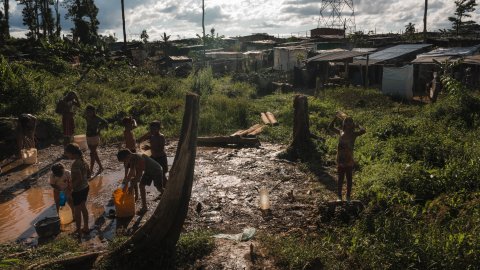 Barn tvättar sig i en flod