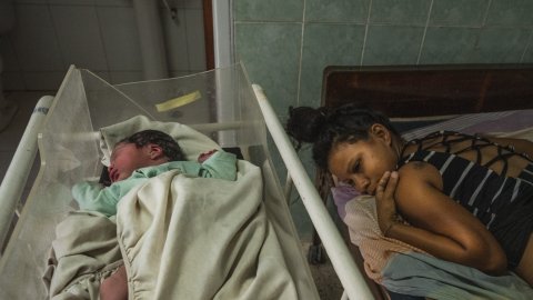 En mor bredvid sin dotter