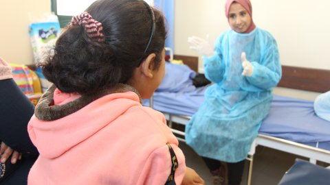 Salwa pratar med sjukvårdspersonal