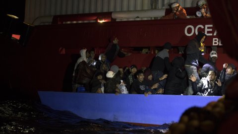 En ribbåt med migranter bredvid Ocean Viking