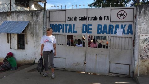 Anna sjöblom framför ett sjukhus