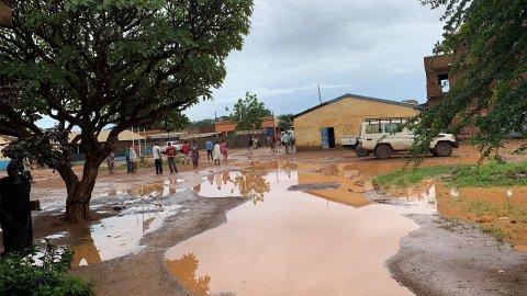 En vattenpöl utanför vårt sjukhus i Aweil, Sydsudan