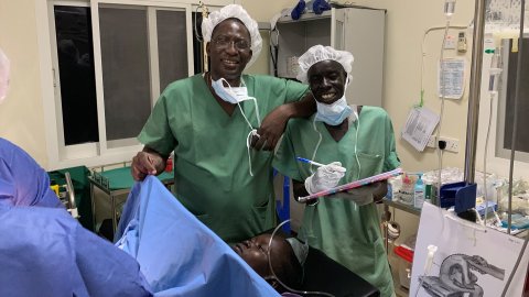 Två män i sjukvårdskläder