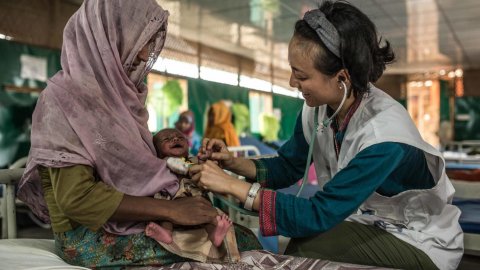 En läkare med en patient