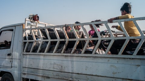 Människor på flykt i nordöstra Syrien.