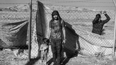 Hamza Mohammad Hamo 20 år med sin dotter Gulista inne i ett flyktingläger i Irak.