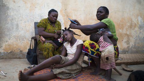 En flicka får håret klippt