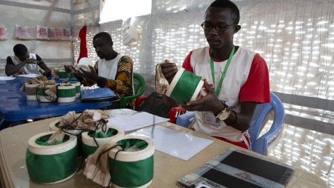 En man analyserar myggprovet