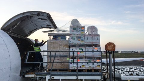 Pallar med medicinsk utrustning plockas in på ett plan