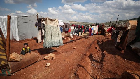 En pojke i ett flytingläger i nordvästra Syrien