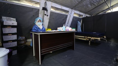 Avdelningen för bekräftade eller misstänkta fall av covid-19 på ett av sjukhusen Läkare Utan Gränser stöttar nordvästra Syrien