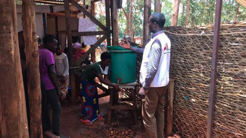 Vår personal tränar patienter i effektiv handtvättning.