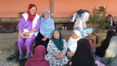 Mimansa tillsammans med fem andra kvinnor