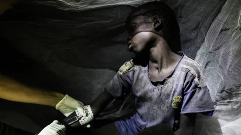 En pojke som misstänks ha smittats med rabies undersöks i Sydsudan. 