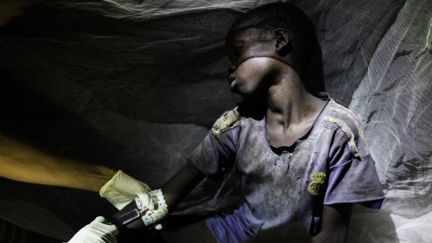 En pojke som misstänks ha smittats med rabies undersöks i Sydsudan. 