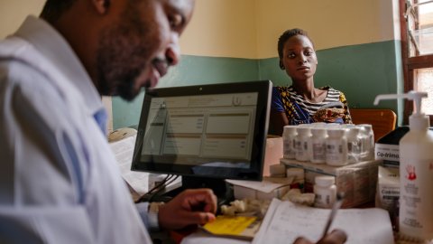 Kvinnan Lita sitter mittemot en läkare vid ett skrivbord.