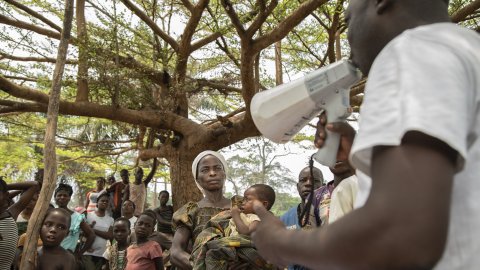 En hälsorådgivare med en megafon