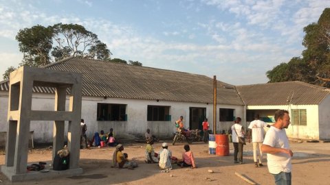 Vårdcentralen i Macomia innan den brändes och plundrades av beväpnade män