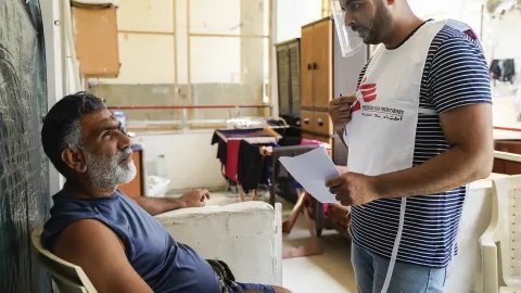 Personal från Läkare Utan Gränser pratar med Mounir Othman, som skadades i explosionen i Beirut, Libanon.