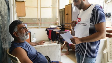 Personal från Läkare Utan Gränser pratar med Mounir Othman, som skadades i explosionen i Beirut, Libanon.