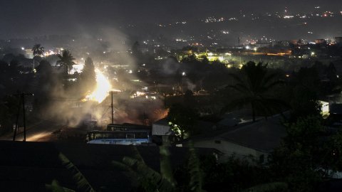 Vy över staden Bamenda i Kamerun nattetid.