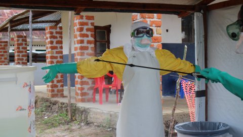 En medicinsk personal vid ebolabehandlingscentret i Bolomba, Kongo-Kinshasa.