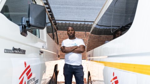 Lebogang Seketema som arbetar med att köra personer som utsatts för sexuellt våld till och från Läkare Utan Gränsers klinik i gruvstaden Rustenburg, Sydafrika. 