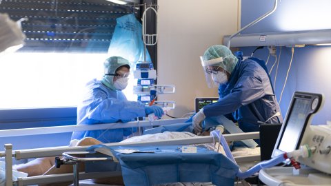 Läkare Utan Gränsers sjukvårdspersonal tar hand om en covidpatient i Lodi, Italien.