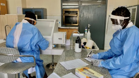 Läkare Utan Gränsers mikrobiolog Giir och biotekniker Rebecca analyserar covidtester vid det nationella sjukhuset i Juba, Sydsudan.