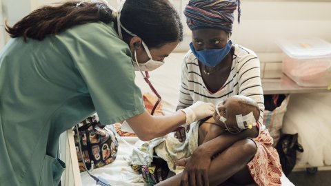 En mamma och hennes barn besöker ett av Läkare Utan Gränsers sjukhus för barn under fem år i Kenema, Sierra Leone