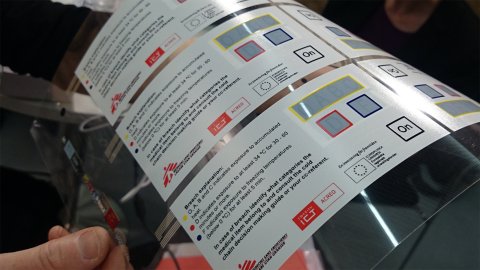 Klistermärke som indikerar temperaturen på vaccin i coldchain-arbetet