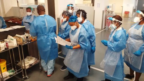 Sjukvårdspersonal med ansiktsmasker