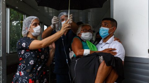 En covidpatient i Amazonasregionen, Brasilien, blir buren till ambulansen.