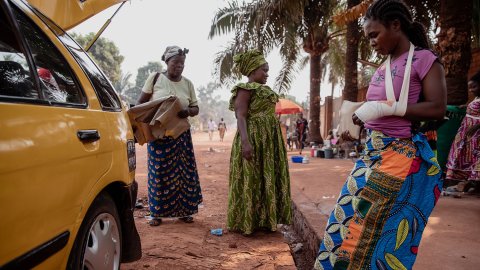 France Beldo ska gå in i en taxi, tillsammans med sin syster och mamma.