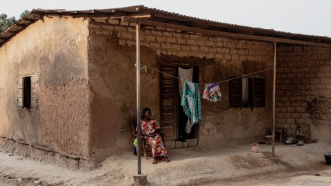 France Beldo sitter på verandan utanför sitt hem i Bangui, Centralafrikanska republiken.