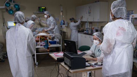 Sjukvårdspersonal tar hand om en patient med covid-19