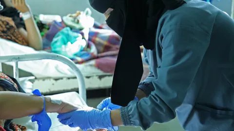 En av Läkare Utan Gränsers sjuksköterskor kontrollerar en patient och hennes barn på ett sjukhus i Jemen.