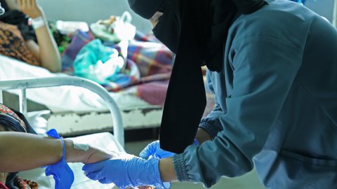 En av Läkare Utan Gränsers sjuksköterskor kontrollerar en patient och hennes barn på ett sjukhus i Jemen.