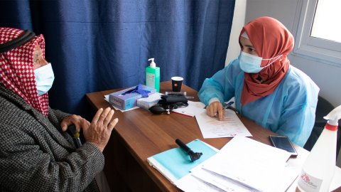 Läkare Utan Gränsers team undersöker en patient i Hebron på Västbanken.