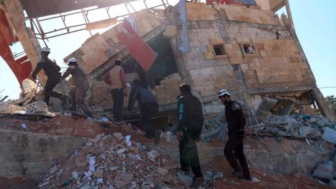 Några män går vid det förstörda sjukhuset Ma’arat Al Numan, som Läkare Utan Gränser stöttade i Syrien.