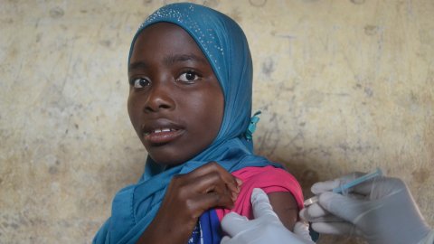 Shila, 9 år, får HPV-vaccin som skydd mot livmoderhalscancer av Läkare Utan Gränser i Chiradzulu, Malawi. Eftersom cancervården inte är så utbyggd är förebyggande vaccinationsinsatser desto viktigare. 