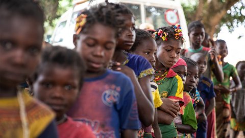 Barn i Ndongue i Centralafrikanska republiken väntar på att vaccineras mot mässling.