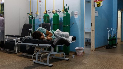 En kvinna ligger på en brits i en sjukhuskorridor på sjukhuset i staden Porto Velho, Rondônia, Brasilien, där Läkare Utan Gränser arbetar med att vårda covidpatienter.