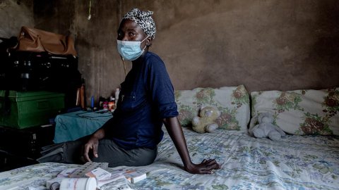 Phenduka Mtshali, som har läkemedelsresistent tuberkulos, sitter på sängen i sitt hem i Mbongolwane, Sydafrika.