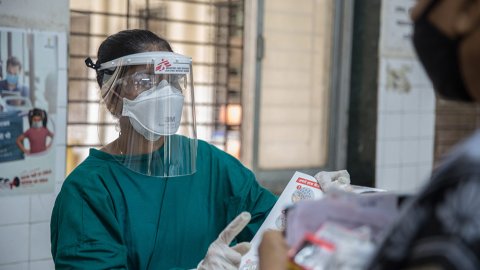 En anställd från Läkare Utan Gränser, i skyddskläder, på Pandit Madan Mohan Malviya Shatabdi sjukhus i Indien.