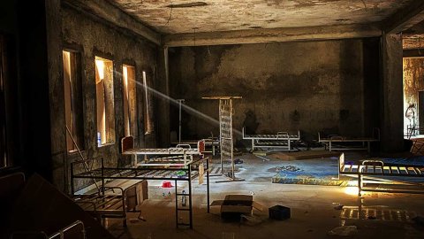 Möbler och utrustning som har förstörts på Adwa sjukhus i Tigray.