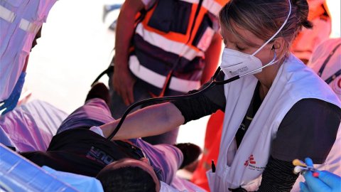 Läkaren Natalie Thurtle, medicinsk koordinator för Läkare Utan Gränser, ser efter en man som ligger på en bår efter sammandrabbningar i Jerusalem.