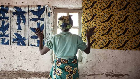 En kvinna som överlevt sexuellt våld får hjälp på Läkare Utan Gränsers klinik i Kitchanga i östra Kongo-Kinshasa, står med ryggen mot kameran.