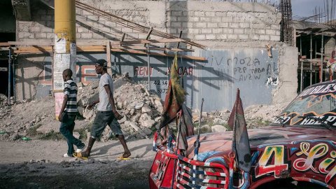 Två män går på en gata i Haitis huvudstad Port-au-Prince.
