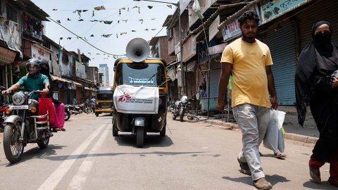 Läkare Utan Gränsers team sprider hälsoinformation kring covid-19 från en tuk-tuk i Mumbai, Indien.
